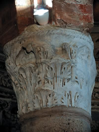 Capitello marmoreo proveniente da Laus Pompeia